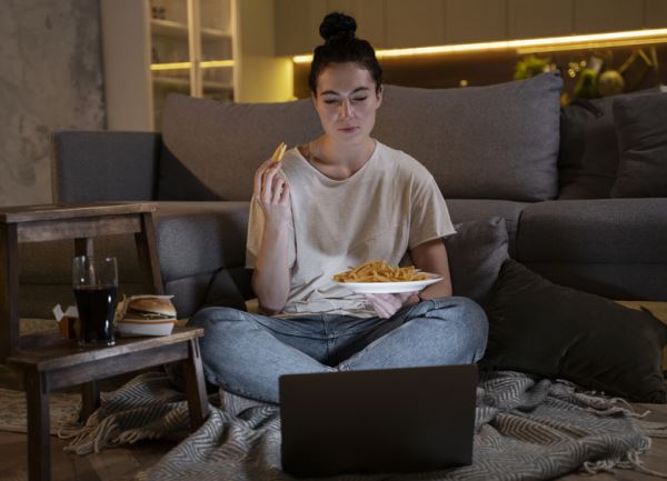Психология переедания в холода: почему нас тянет на жирное и как с этим договориться