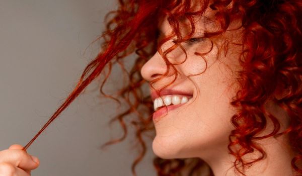 Не тушите цвет: как ухаживать за окрашенными волосами, чтобы сохранить стойкость оттенка