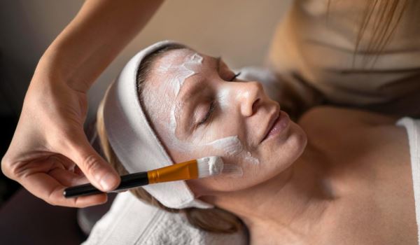 Когда пилинги можно делать курсами, а когда лучше точечно: рекомендации косметологов