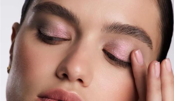 Розовый, мятный, спарклы и нюд: тренды макияжа глаз начала 2026