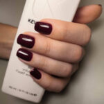 От зеркального глянца до роскошного винного оттенка: 5 самых универсальных трендов маникюра на 2026 год