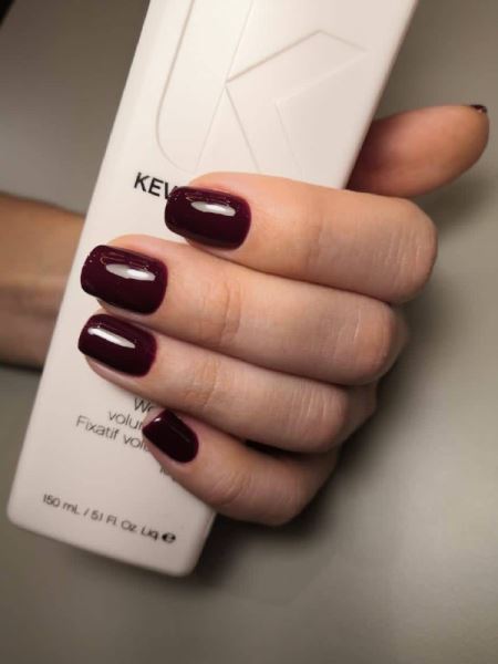 От зеркального глянца до роскошного винного оттенка: 5 самых универсальных трендов маникюра на 2026 год