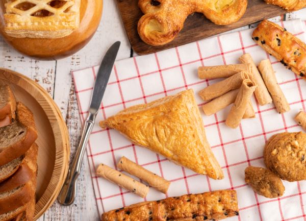 Быстро, легко, сытно: 5 рецептов из слоеного теста, которые выручат всегда