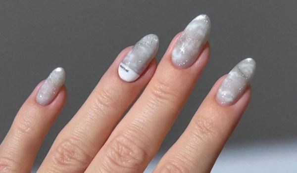 Облачный маникюр: как носить оттенок года Cloud Dancer от Pantone