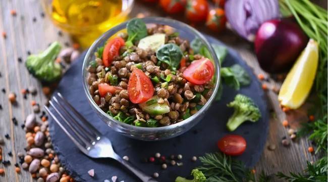 Рецепт салата из чечевицы с зеленью