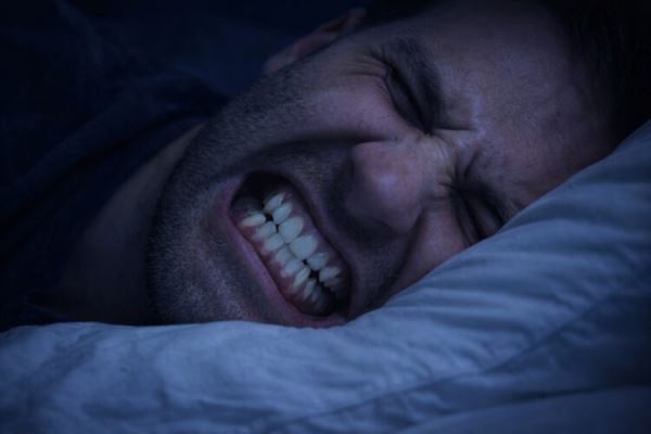 3 признака того, что вы скрипите зубами во сне