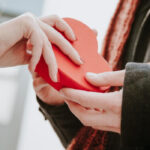 Бьюти-подарки на 14 февраля: что выбрать для нее и для него?