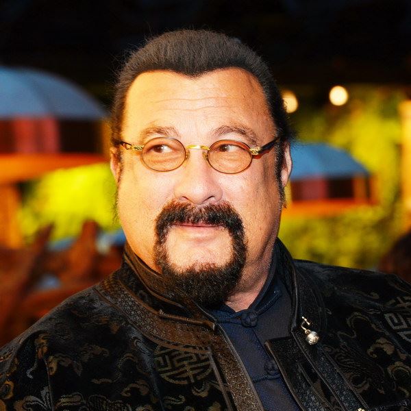 Стивен Сигал продает элитный особняк на Рублевке