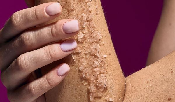 Солевой VS сахарный скраб для тела: какая разница?