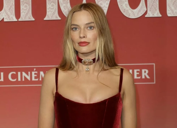 Образ дня: Марго Робби в кроваво-красном платье Chanel