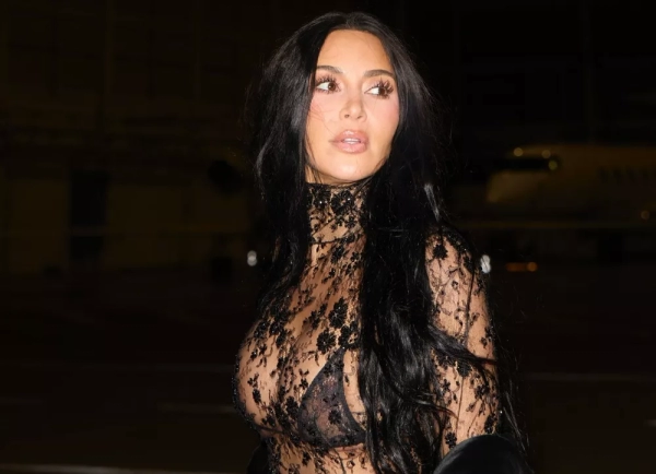 Ким Кардашьян вышла в свет в полупрозрачных кружевах на фоне нового романа