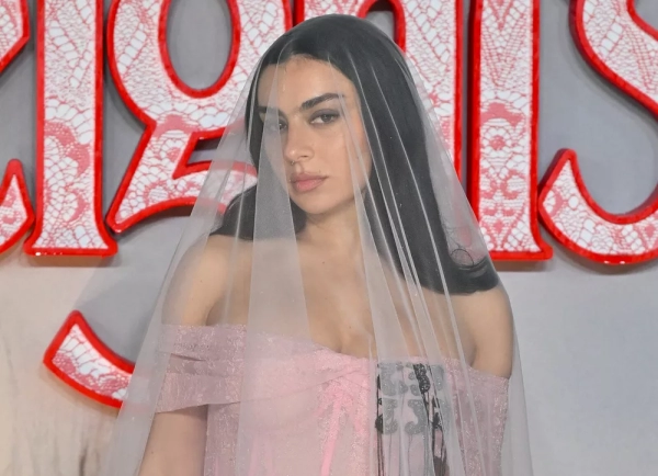 Образ дня: розовая невеста Charli XCX