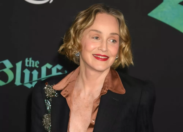 Образ дня: 67-летняя Шэрон Стоун в шелковой блузке с открытым декольте