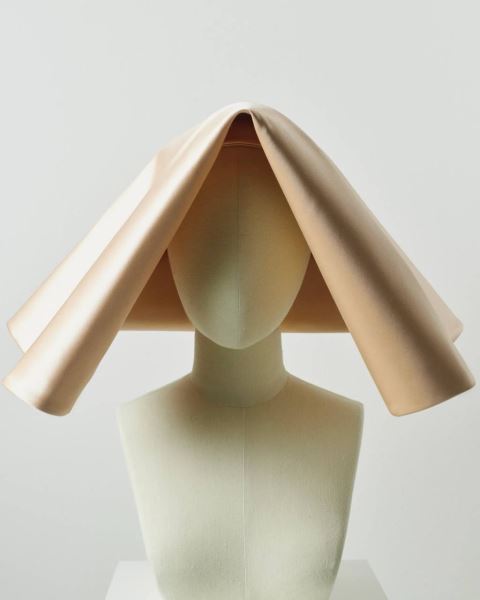 Джонатан Андерсон создал серию головных уборов — корнетов