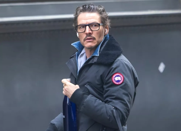 Горнолыжный бомбер и сумка Chanel: зимний аутфит Педро Паскаля в стиле спорт-шик