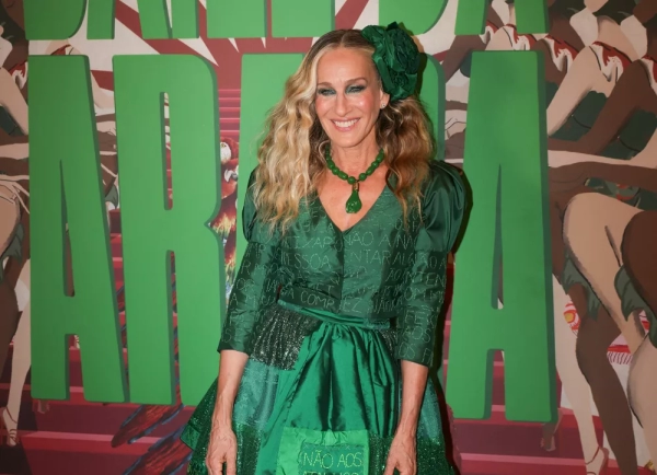 Образ дня: Сара Джессика Паркер в изумрудном платье в Бразилии