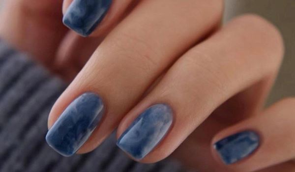 Мраморный маникюр: какой дизайн выбрать в феврале?